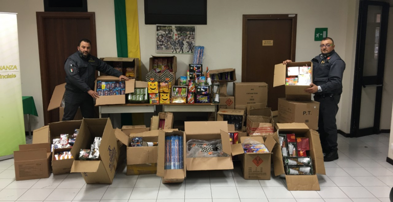 VIDEO/ Maxisequestro di fuochi d’artificio in Irpinia: 135.197 botti detenuti irregolarmente