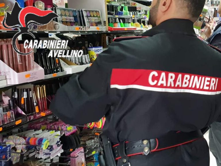 FOTO/ Natale sicuro, blitz dell’Arma al negozio cinese: sequestrati giocattoli, luci e botti insicuri