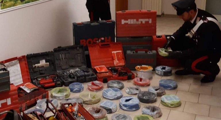 Rubano costosi attrezzi da lavoro: sorpresi con le mani nel sacco e arrestati