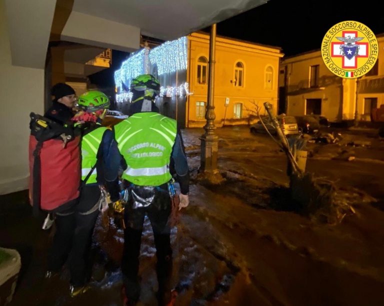 San Martino: il Soccorso Alpino evacua con le barelle persone in difficoltà