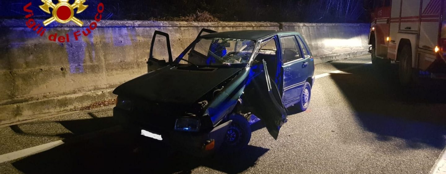 Incidente nella notte sull’Ofantina, i Caschi Rossi soccorrono i feriti incastrati nelle lamiere