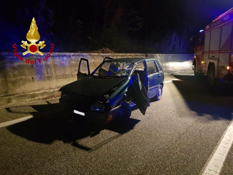 Incidente nella notte sull’Ofantina, i Caschi Rossi soccorrono i feriti incastrati nelle lamiere