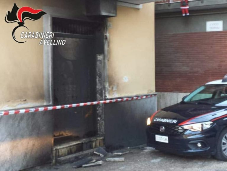 Atripalda, in fiamme un esercizio commerciale