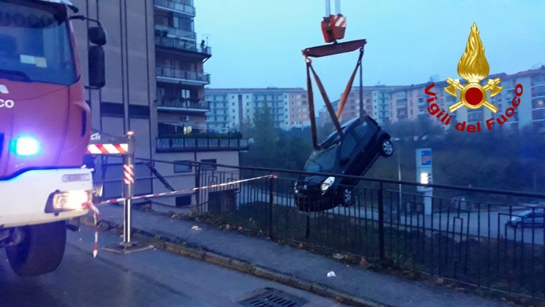 San Tommaso, auto giù nella scarpata. Ragazza al volante viva per miracolo