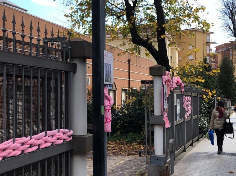 Palline di Natale fatte a mano in vendita per la prevenzione al seno