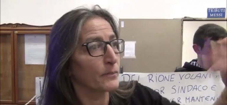 VIDEO/ Gli inquilini di via Tedesco protestano al comune