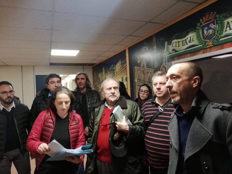 Senza assistenza scolastica da tre anni, i genitori dei bambini disabili “occupano” il Comune