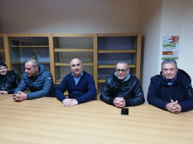 “Il sindaco pronto a chiudere il mercato? Non ce ne staremo con le mani in mano”. Gli ambulanti rispondono a Festa a muso duro