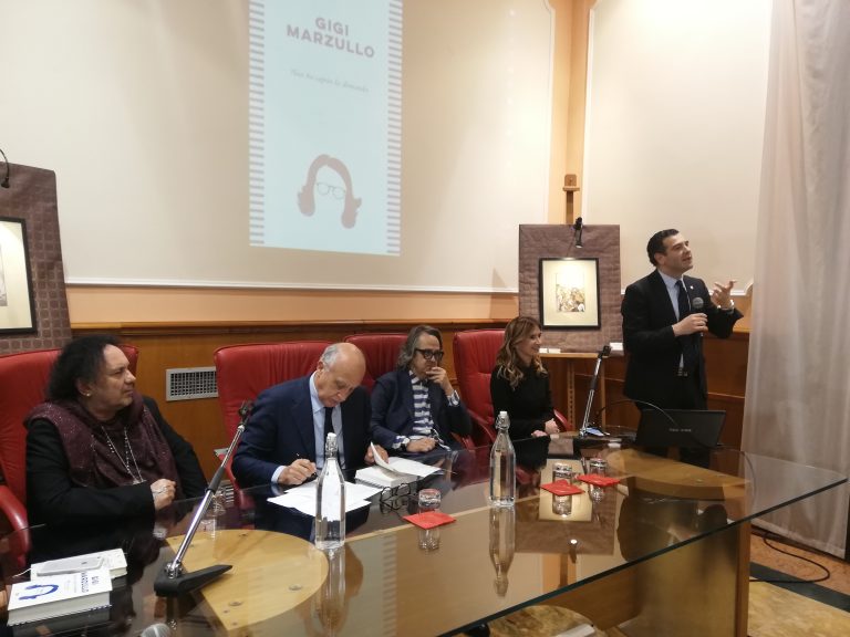 FOTO / Il libro di Marzullo: ci sono anche De Mita e Avitabile. Il sindaco: “Spero di essere intervistato da Gigi”