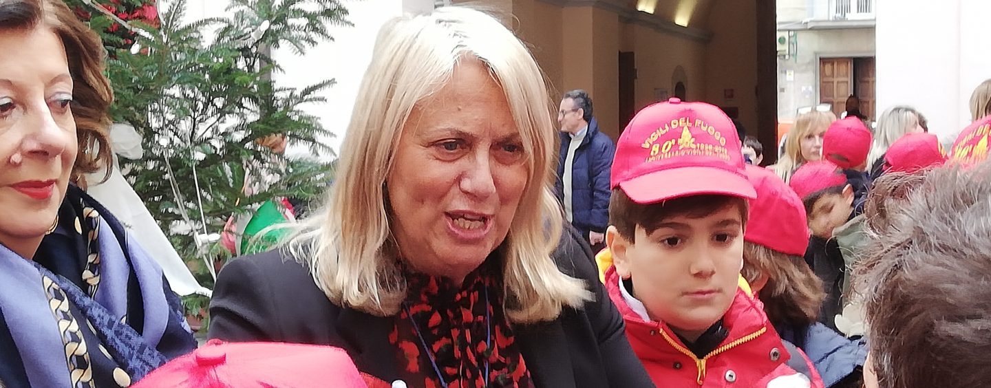 FOTO / In Prefettura un albero fatto dai bambini. Spena: “Spero che il 2020 sia per l’Irpinia un anno di sviluppo”