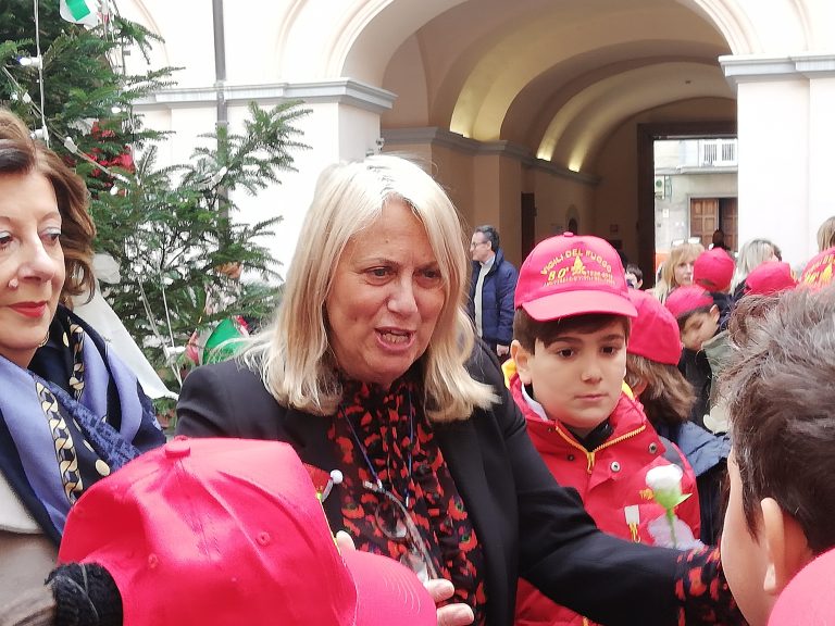 FOTO / In Prefettura un albero fatto dai bambini. Spena: “Spero che il 2020 sia per l’Irpinia un anno di sviluppo”