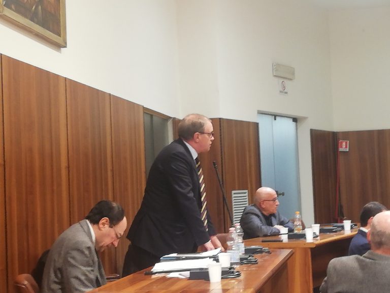 L’opposizione presenta ordine del giorno per “salvare” Acs, la maggioranza e Festa scappano via