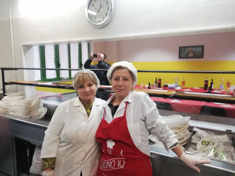 Pasti caldi per più di 40 persone al giorno, i numeri della Mensa: “Servirebbero più volontari”