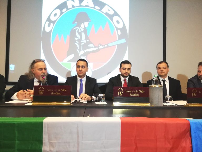 FOTO E VIDEO / Stipendi equiparati, Di Maio festeggia con i vigili del Fuoco: “Finalmente hanno vinto la loro battaglia”