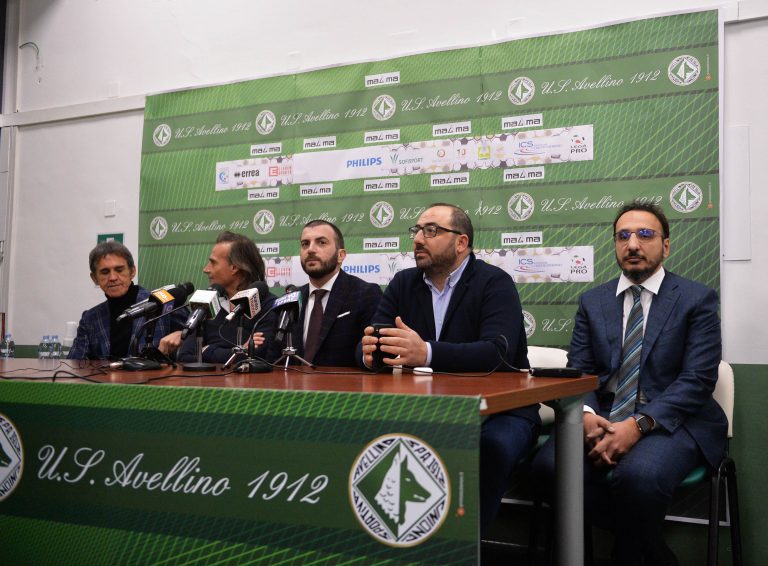 Avellino, Izzo prenota il notaio: lunedì il dentro o fuori