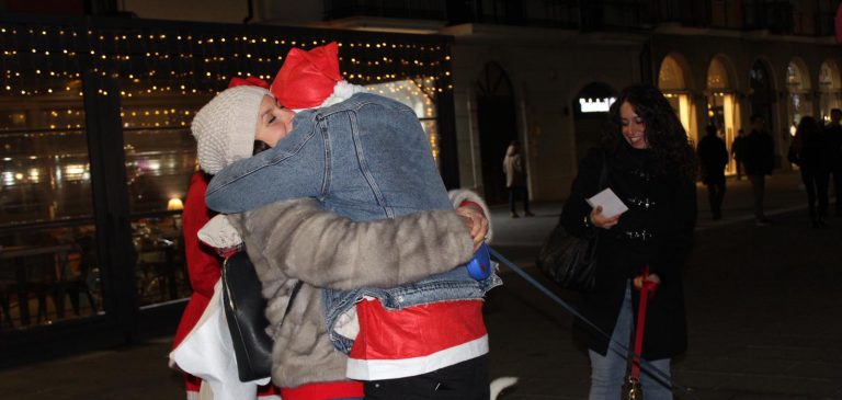FOTO/ Al Corso si distribuiscono abbracci e poesie. Ed è tutto gratis