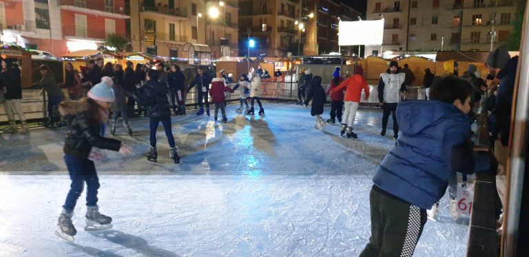 Piazza Kennedy, finalmente attivo l’Asi Winter Village. Avellino brilla all’insegna dello sport