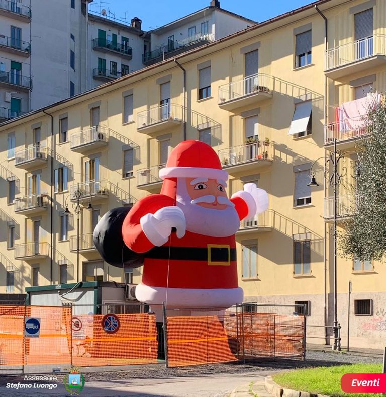 “Avellino Christmas City”, la fase due: domani parco dei bimbi e spuntano Babbi Natale giganti