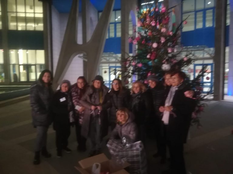 Video / Allestiti gli alberi rosa al Moscati, l’associazione Noi in Rosa ancora presente per la solidarietà