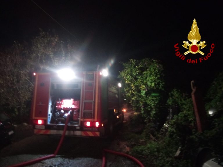 Incendio autovetture e rogo in un locale a Domicella, intervento provvidenziale dei Caschi Rossi