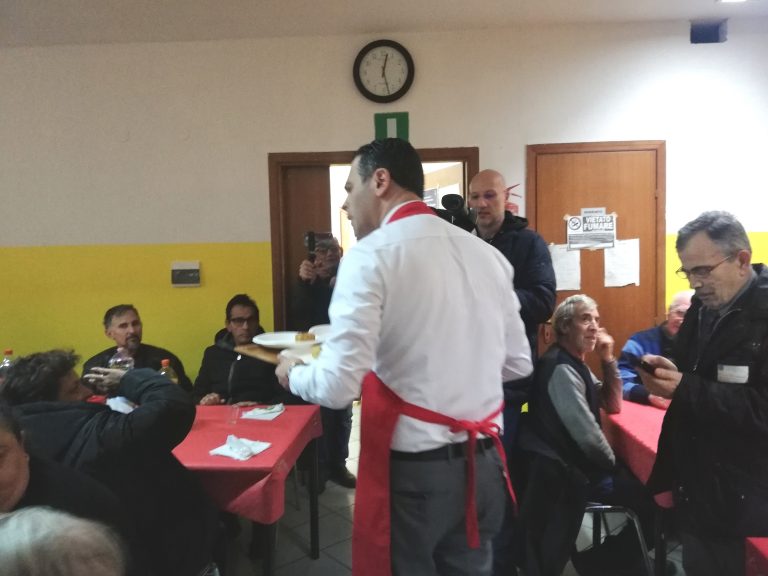FOTO / Il sindaco cameriere per un giorno. Serve ai meno fortunati della città