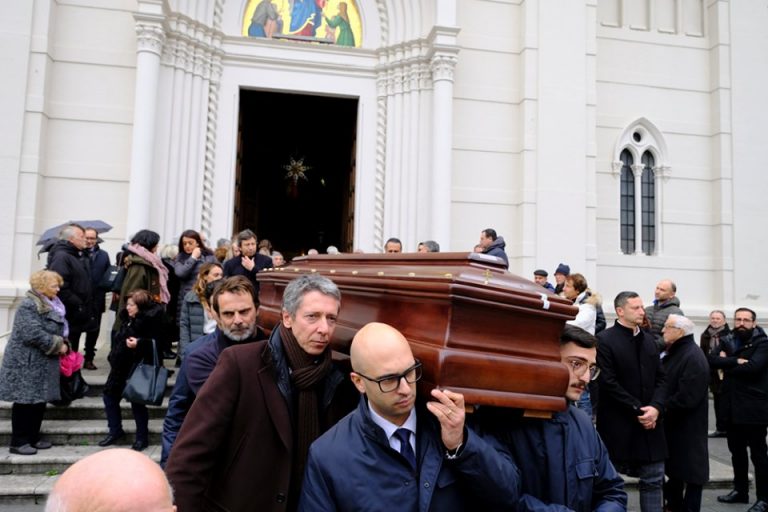 “Era bello camminare al tuo fianco, ciao papà”. Alessandro e la città commossi ai funerali di Massimo Preziosi