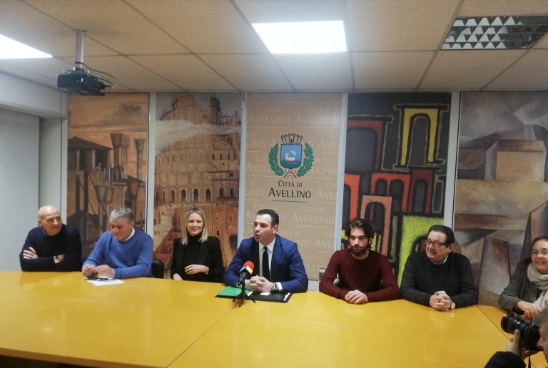 Negozi aperti fino alle 22, pedonalizzazione del centro storico: la giunta approva le misure a sostegno del commercio