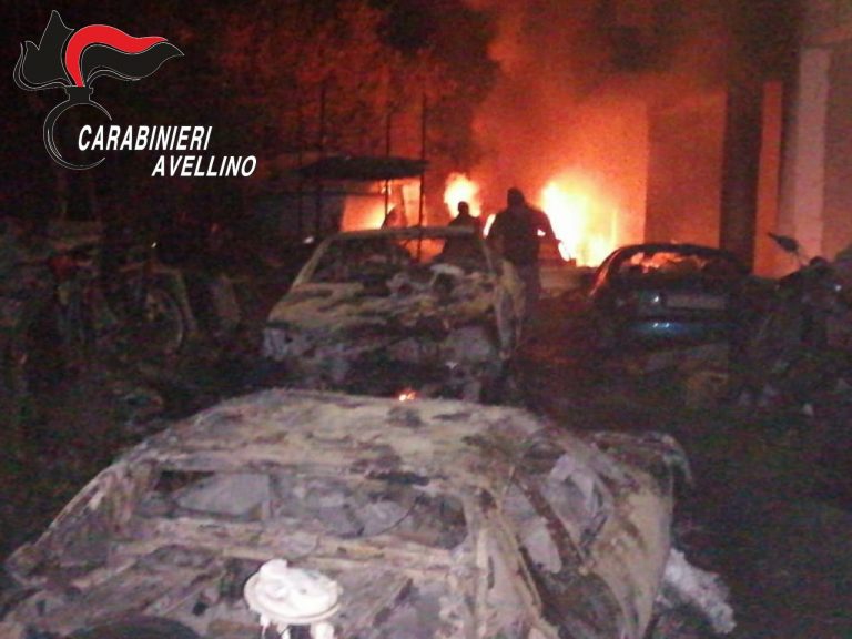 Domicella, a fuoco un’autodemolizione: arrivano Carabinieri e Vigili del Fuoco