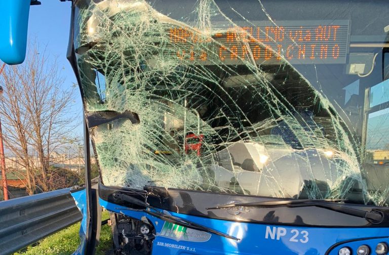 FOTO/ Scontro auto-pullman dell’Air: grande paura sull’autostrada A16