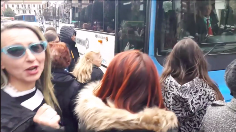 VIDEO/ Nuova fermata bus a via Circumvallazione, caos e rischio investimenti