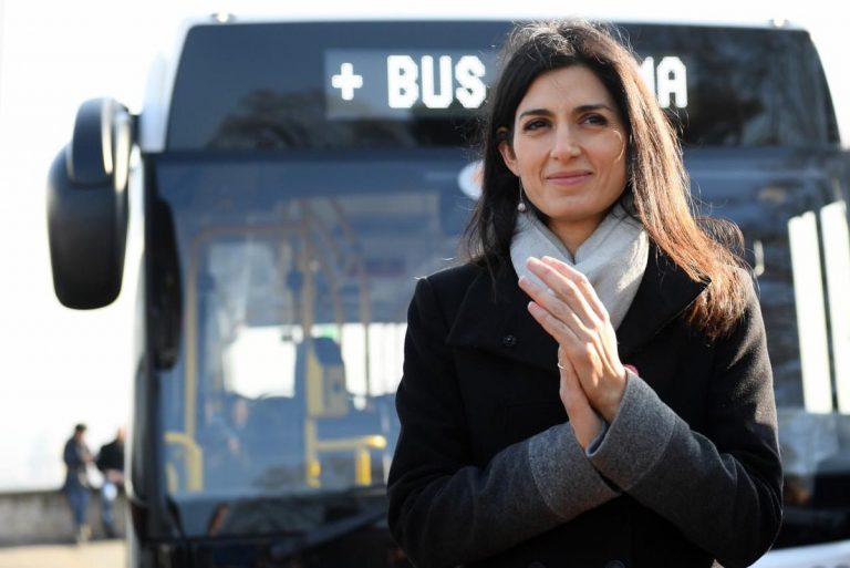 Da Roma un ordine di 320 nuovi autobus. Raggi: “Andrò in Irpinia a salutare gli operai di IIA”