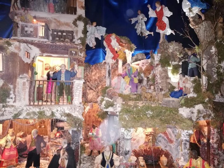 FOTO / Artigianale al 100%: nella chiesa del Rosario “brilla” il presepe di Marinelli realizzato in onore della mamma