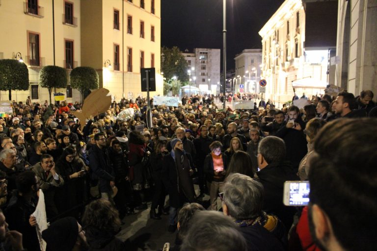 VIDEO-FOTO/ Mille sardine portano il mare ad Avellino: “L’Irpinia non abbocca”