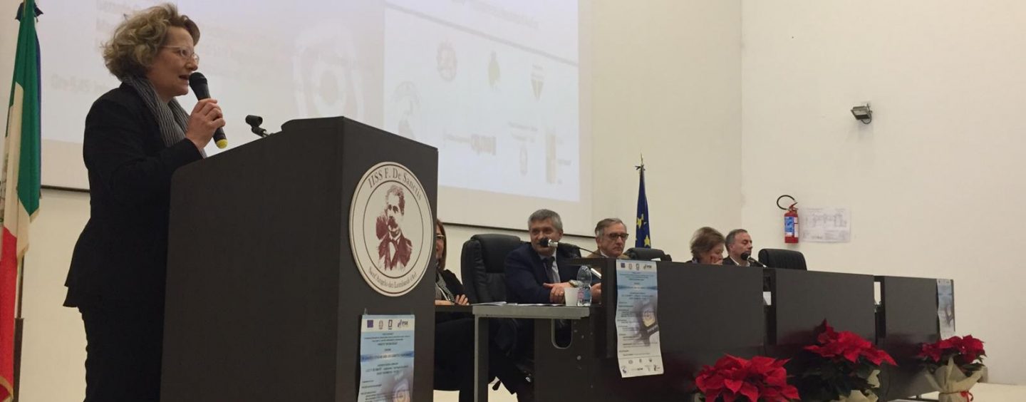 Quella ragazzina presa in giro dai compagni di classe che voleva farla finita: il racconto choc di una docente