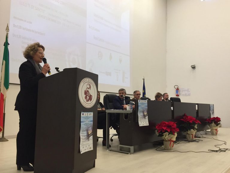 Quella ragazzina presa in giro dai compagni di classe che voleva farla finita: il racconto choc di una docente