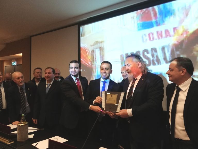 Di Maio “premia” Sibilia: “A lui la delega ai Vigili del Fuoco”. Il sottosegretario: “La vittoria di tutto il Paese”