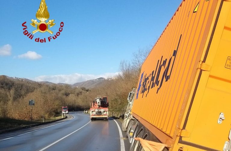 Lioni, grosso tir sbanda e finisce fuoristrada: paura sull’Ofantina