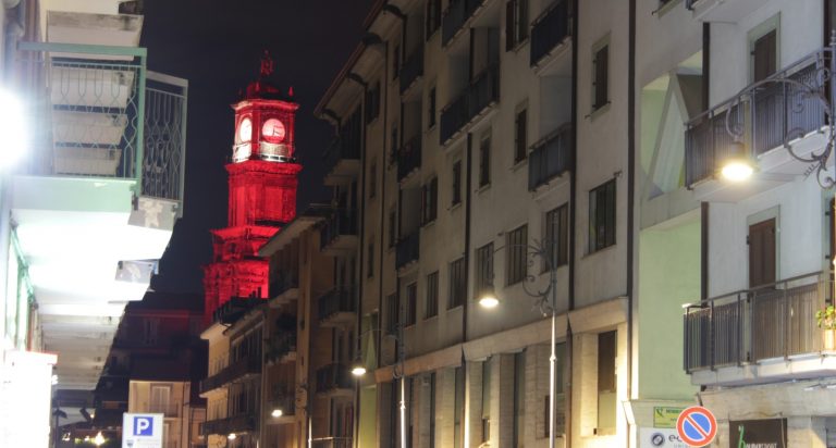 FOTO/ Avellino, la Torre dell’Orologio si colora di rosso. Si accende il Natale