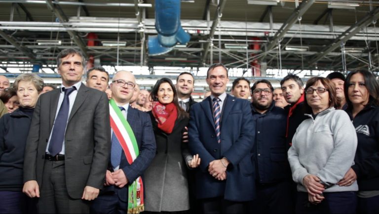 Virginia Raggi fa ritorno a Flumeri: visita a Industria Italiana Autobus
