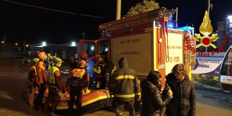 Piazza completamente divelta, centro storico evacuato: la furia del maltempo sconvolge San Martino Valle Caudina