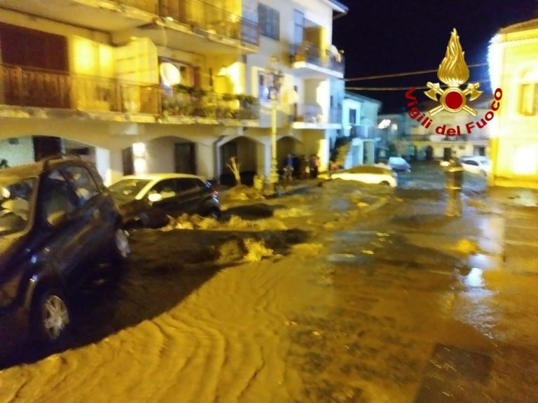 FOTO E VIDEO / Notte di maltempo in Irpinia: più di venti interventi dei vigili del fuoco