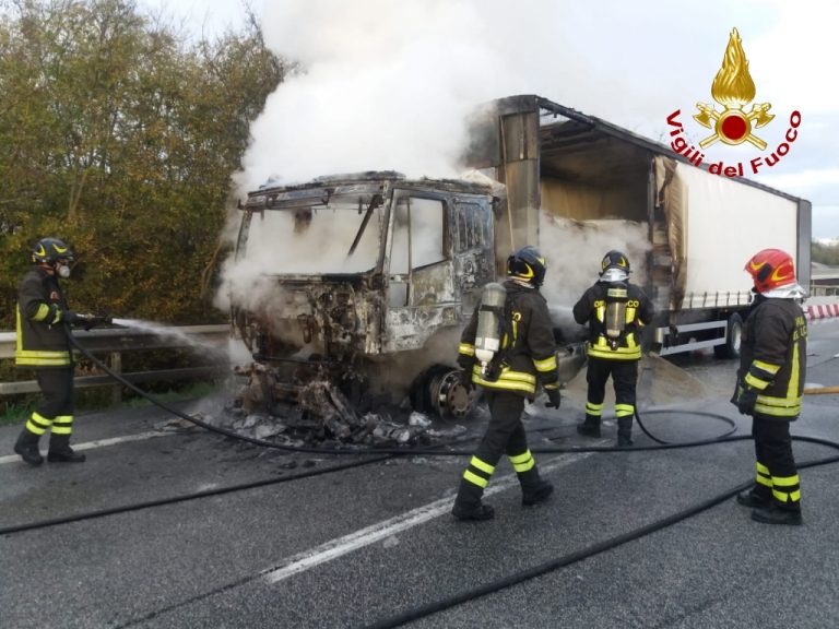Camion in fiamme sull’A16: disagi fra Benevento e Avellino Est