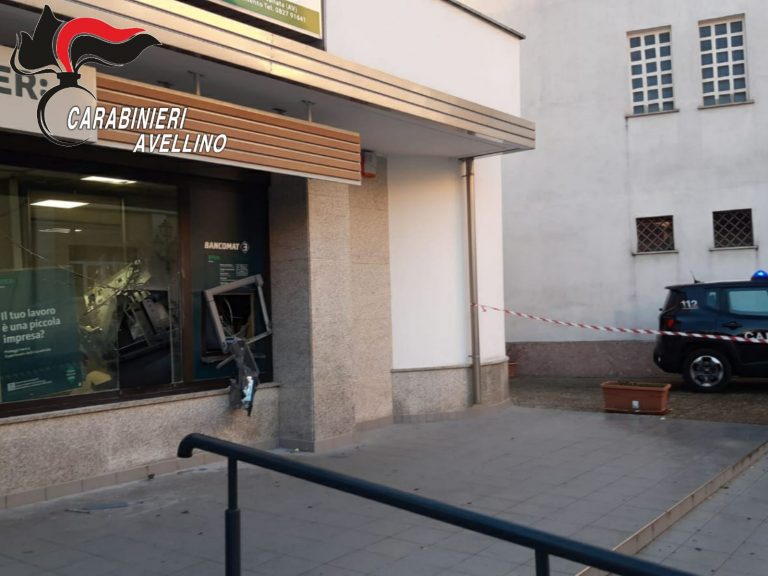 Fanno saltare il Bancomat: ladri in fuga con il bottino