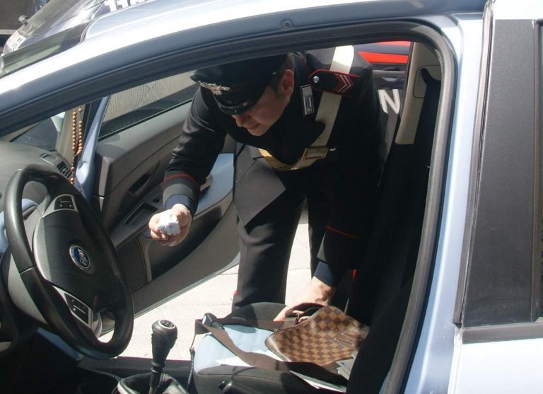 Drogato alla guida e con la marijuana nascosta negli slip: fermato e denunciato 20enne a Castelfranci
