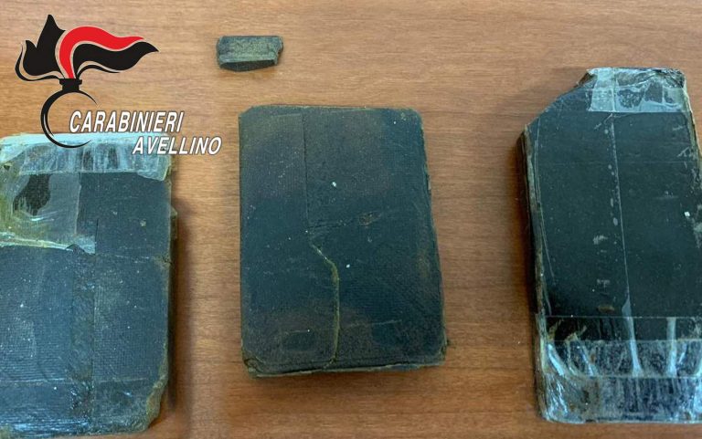 Spaccio, arrestato 35enne ad Avellino: nascondeva tre panetti di hashish