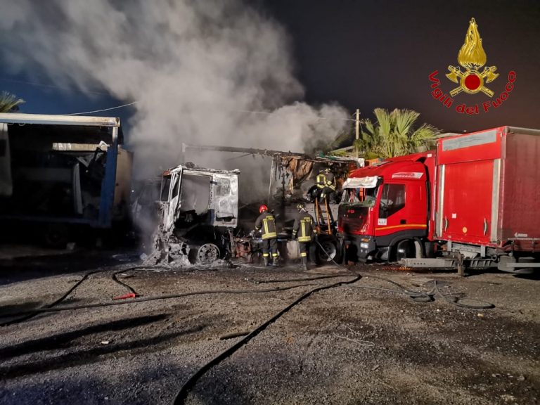 Deposito di automezzi pesanti va a fuoco: notte di paura a Montoro