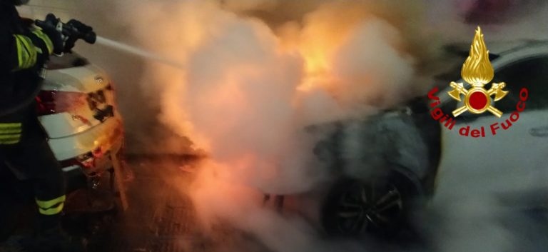 Fiamme ad un’auto in centro