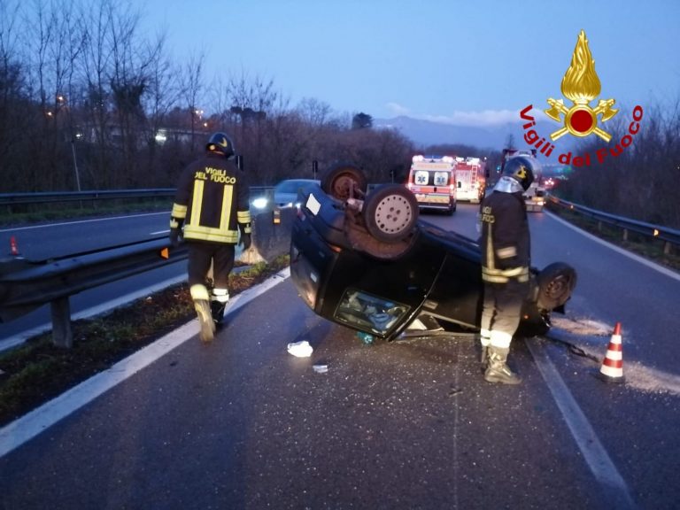 Auto sbanda sul raccordo: un giovane in ospedale
