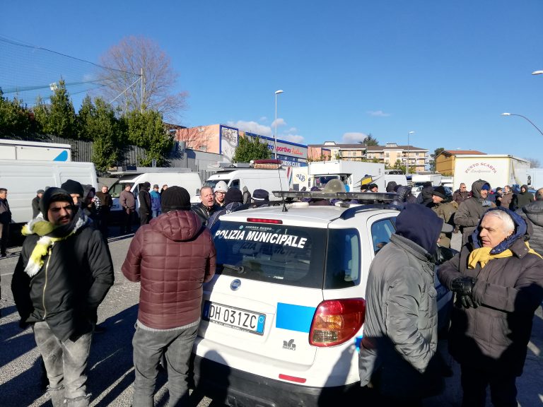 Mercato, punto e accapo. Nessun accordo tra ambulanti e amministrazione comunale, si va allo scontro