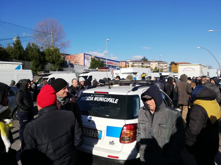 FOTO E VIDEO / Mercato sospeso, gli ambulanti: “Decisione assurda, pronti a bloccare tutta la città”